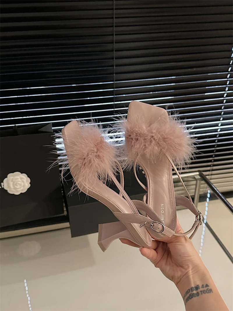 Französischer Feen-Stil Quadratische Spitze Blockabsatz High Heels Sommer-Outdoor-Sandalen 2026 Neuer Stil Dünner Absatz Einriemen-Pelz-Sandalen