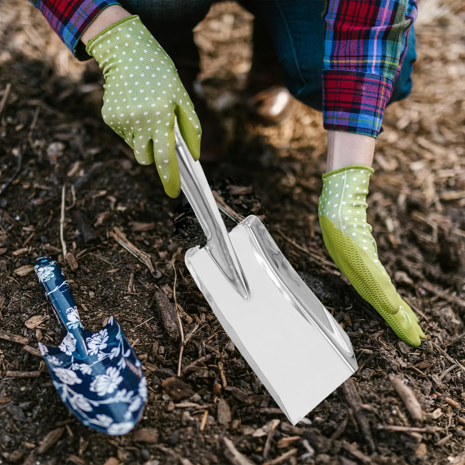 Stainless Steel Garden Spade Lightweight Handheld Shovel Compact for Digging Planting Weeding Yard Cleaning Gardening Soil