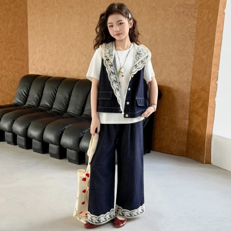 

Костюм для девочек Весна-Лето 2026: белая футболка, широкие брюки и джинсовый жилет с кружевной отделкой, комплект из трех предметов, детская одежда