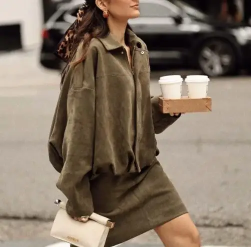 2025, Herbst und Winter, einfarbig, Revers, modischer Motorrad-Stil, Hirschlederjacke, Damen, lässig, einfache kurze Jacke