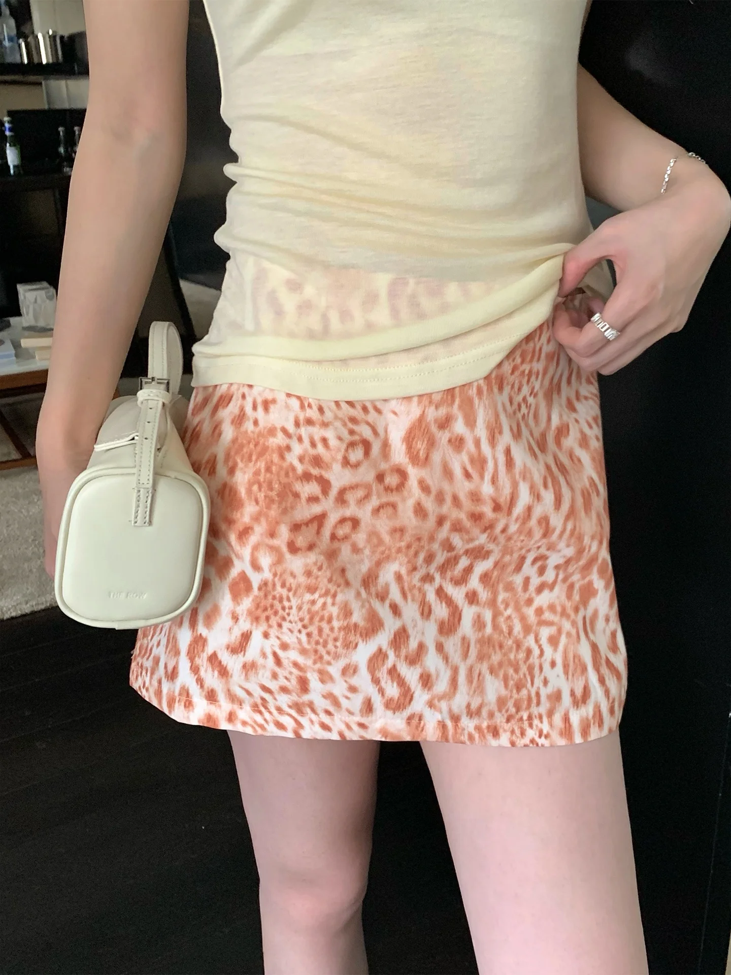 

Женская короткая юбка Slim Fit с завышенной талией, прямого кроя, летняя, новая модель, оранжевая с леопардовым принтом, с запахом.