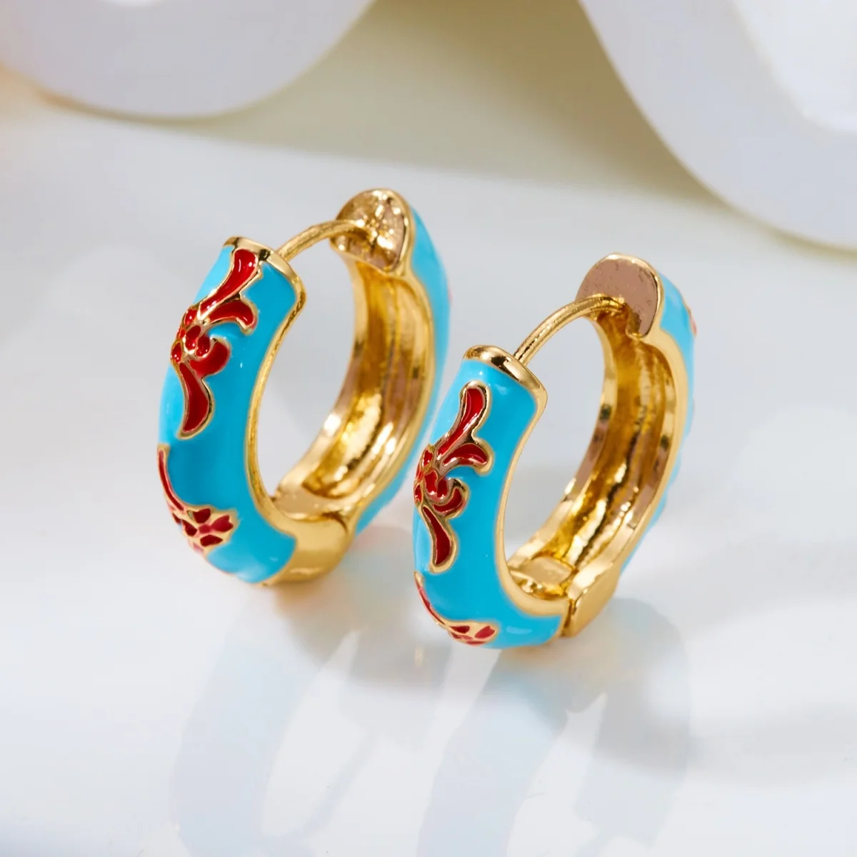 Süße bunte Emaille-Gänseblümchen-Ohrstecker für Damen und Herren, elegante geometrische Creolen mit Gittermuster, Schmuck – Detail 31