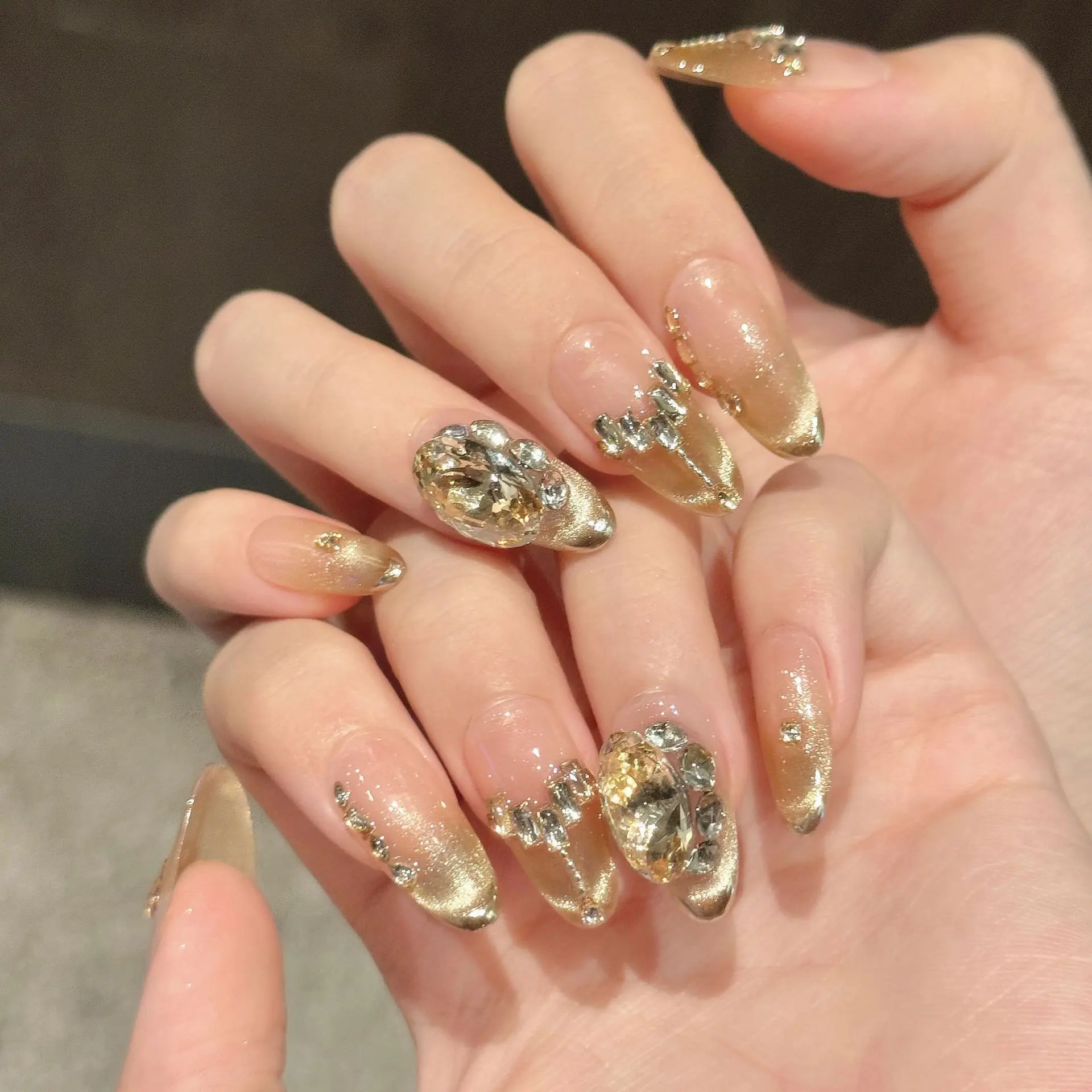 เล็บปลอมกดติดแบบหรูหราทำมือ 10 ชิ้น ทรงรีกลาง ลายระยิบระยับ พร้อมอุปกรณ์ 3 ชิ้น กาวติดเล็บแบบแผ่น