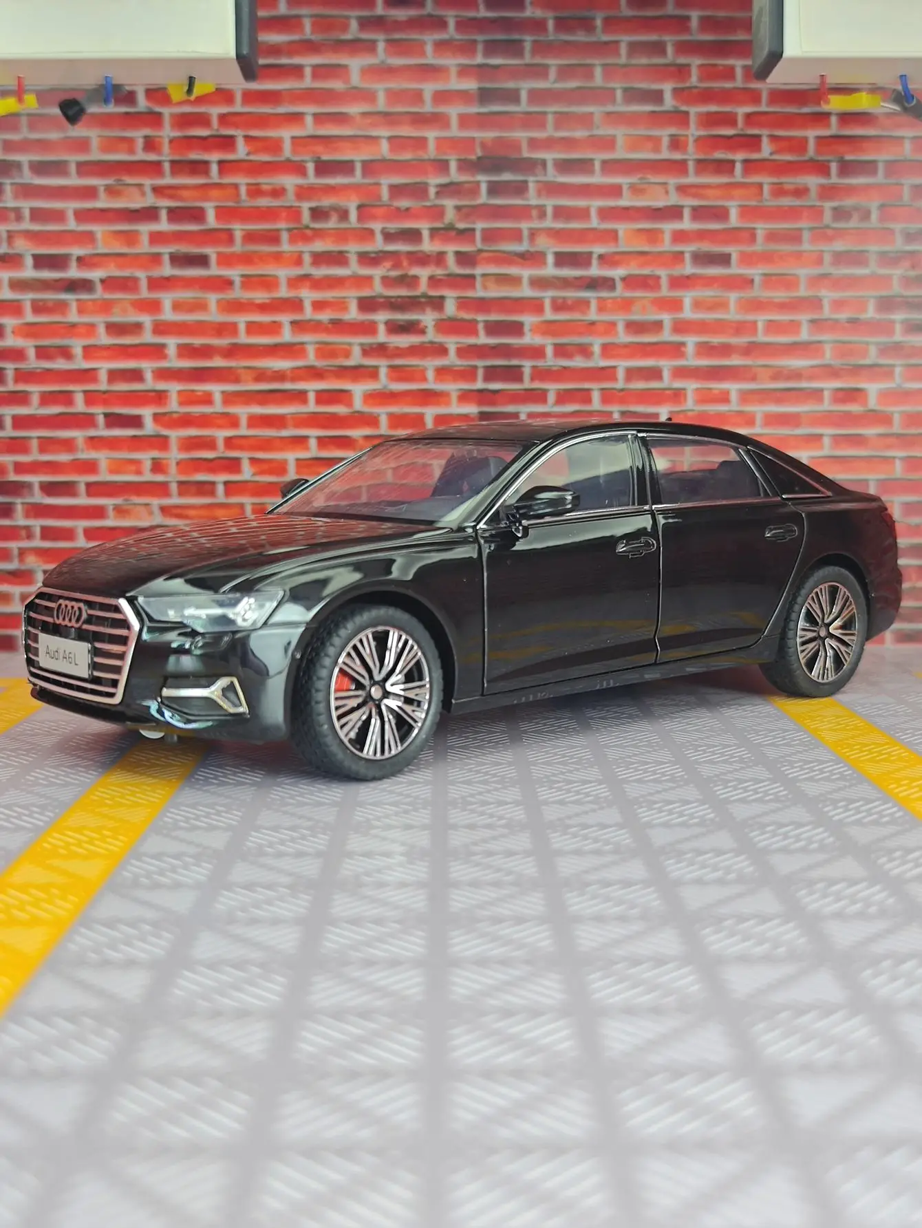 Simulación 1:24, adorno de modelo de coche de aleación Audi A6L, puertas y capó de motor, el maletero se puede abrir, decoración de regalos con sonido y luz