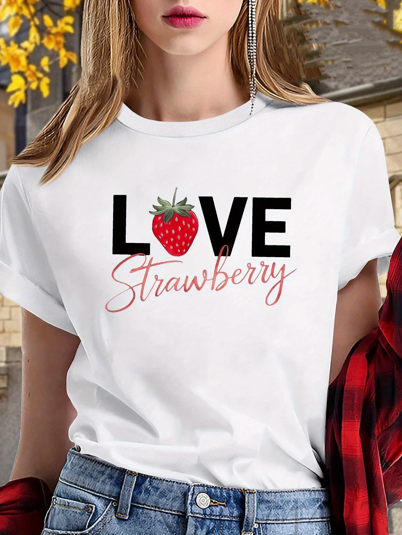 

Женская белая футболка с клубничным принтом и красным клубничным надписям «Любовь», повседневная повседневная одежда, эстетичная клубничная одежда