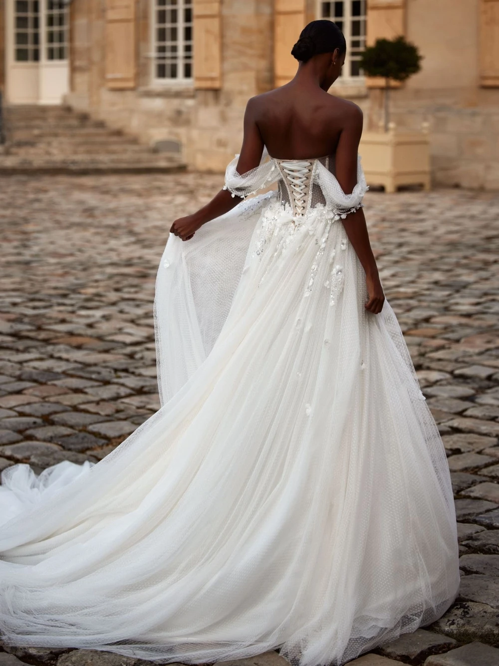 ชุดแต่งงานเจ้าสาวสีขาวหรูหราแบบเปิดไหล่ ผ้าทูลล์ ประดับดอกไม้ 3 มิติ ปักเลื่อม แต่งลูกไม้ผูกด้านหลัง สามารถสั่งตัดได้