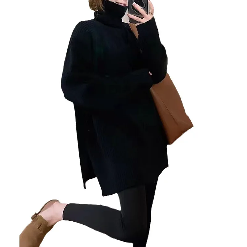 Un pull à col haut à dos nu avec un design fendu pour femme et un pull dans un haut tricoté de couleur unie