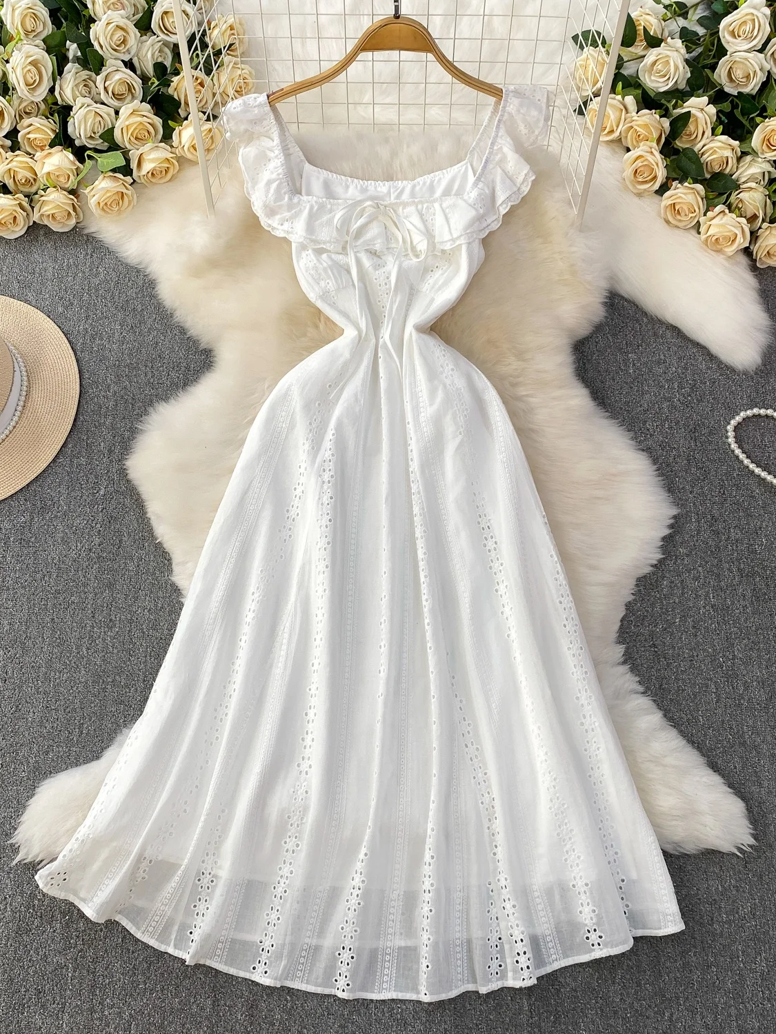 Robe longue blanche d'été pour femme, à col carré, taille haute, ajourée, style féerique, avec motif floral ajouré, pour les vacances et les soirées