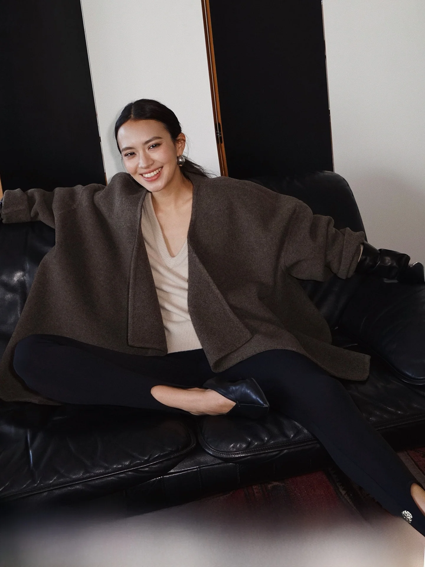 

Faionable Double-Sided Woolen Cloak with Flower Embelliment Pure Woolen Jaet Street Sle Straight Cut Long Sve Coat