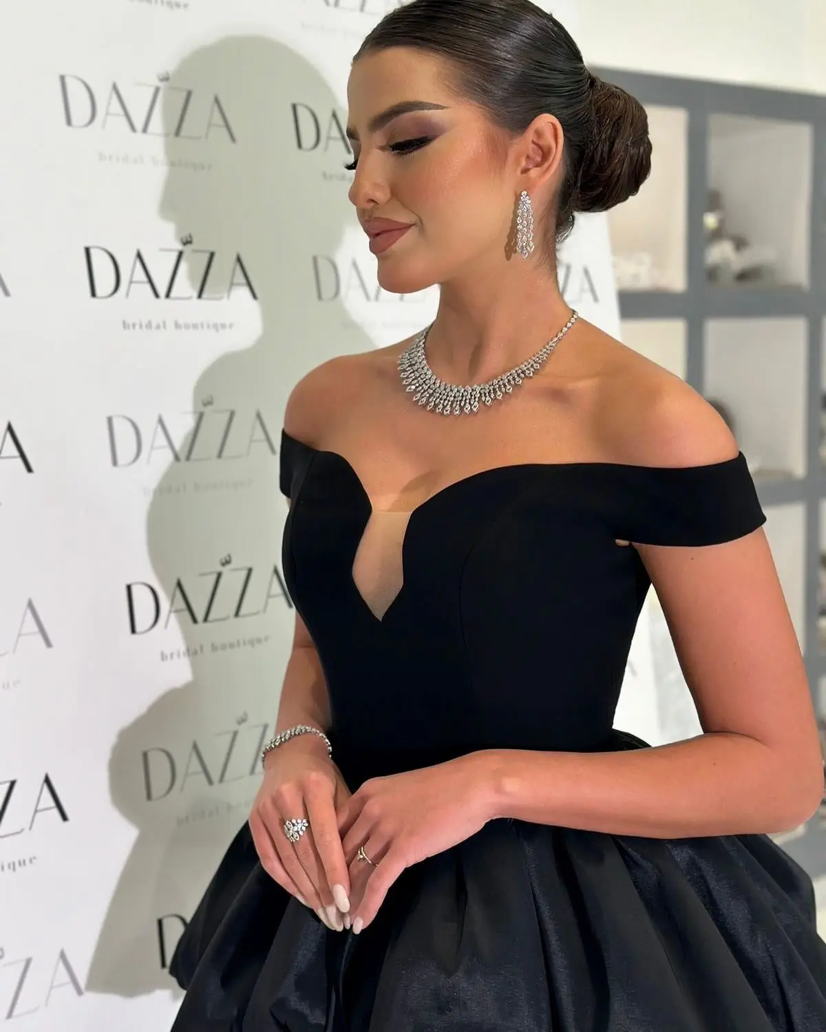 Meetlove czarne, bez rękawów, bez rękawów, długość do podłogi syrenka proste satynowe suknie na bal maturalny z dekoltem w kształcie litery V dla kobiet Party dostosowane