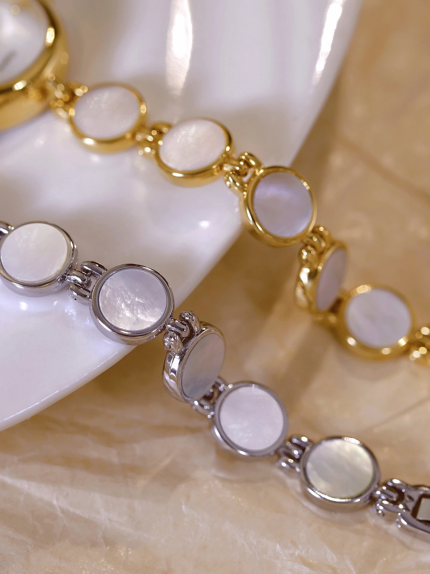 BS 브랜드의 새로운 2025 여성을위한 시계 자연 컬러 조개 팔찌 시계 여성을위한 골드 패션 석영 방수 시계 선물