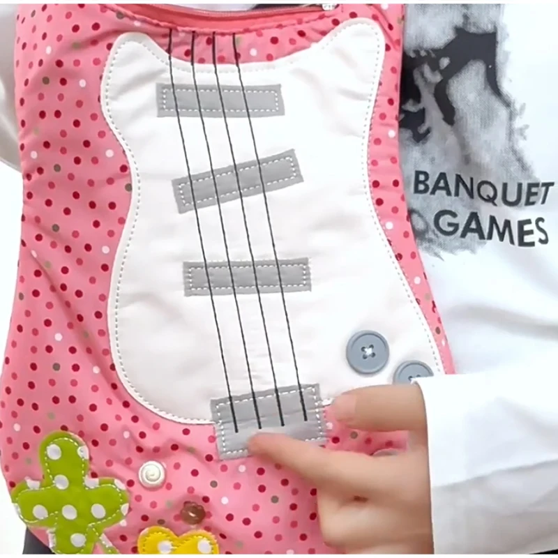 Umhängetasche in Gitarren-/Bassform, Handtasche aus Stoff mit vierblättrigem Kleeblatt- und Polka-Dot-Knopf-Design, leichte Freizeittasche – Detail 16