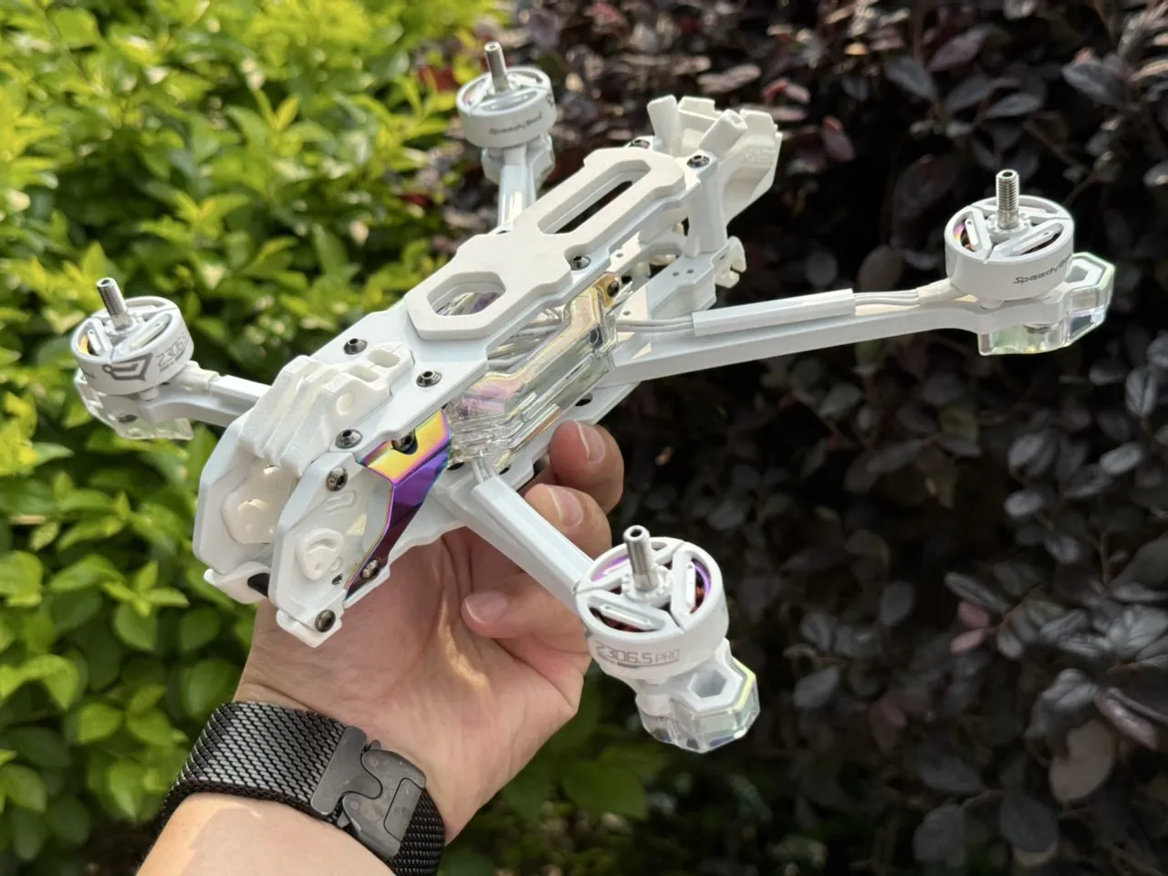 Zestaw ramy SpeedyBee Mario 5 White Frame Kit, niezmontowany, z ramionami kanałów LED jako części do samodzielnego montażu FPV. — zdjęcie produktu 3
