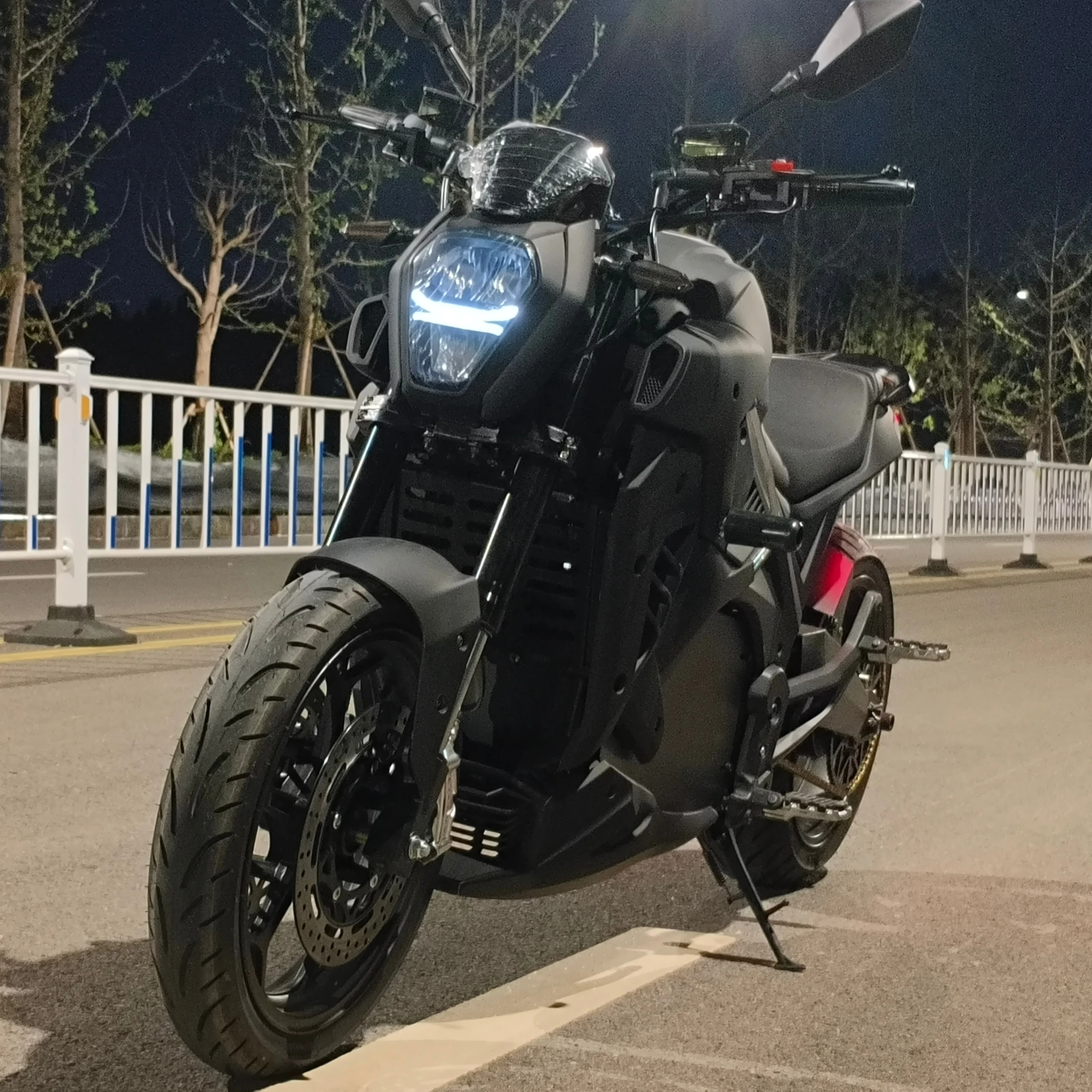 XDSS Leistungsstarkes 17-Zoll Erwachsenen-Elektro-Rennmotorrad Hochleistungs 2-Sitzer 2-Rad 130km/h 8000W Mittelmotor 72V Lithium