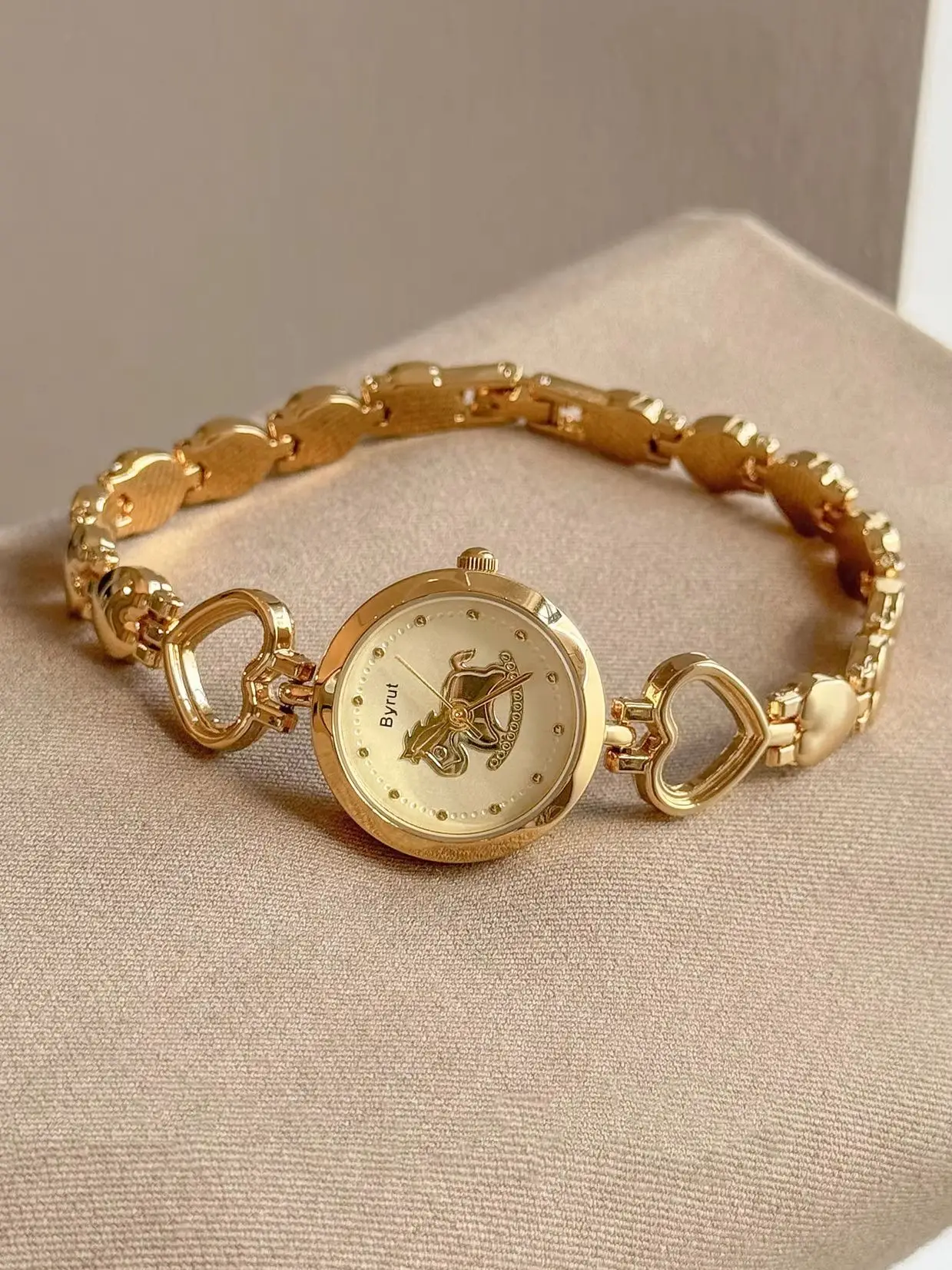 Fashion Casual Gold Women's Watch with Heart-Shaped Dial, Skeleton Bracelet, High-Quality Quartz Women's Watches Women's Gift