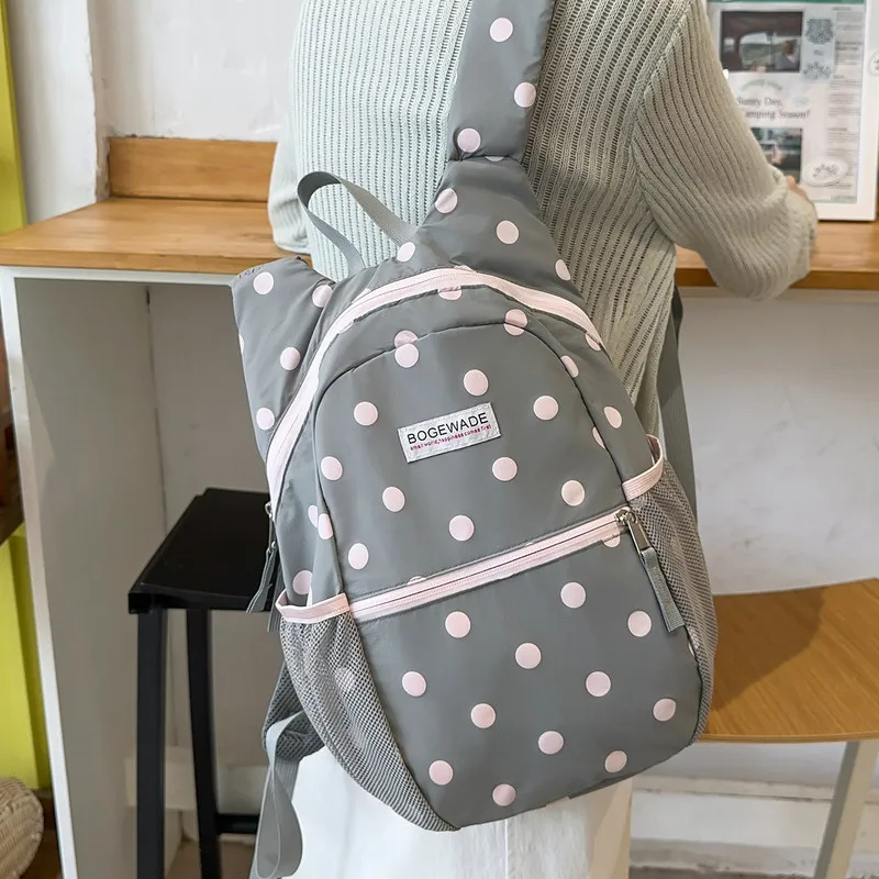 Korean-style small polka dot backpack for girls in middle and high school, lightweight large-capacity backpack for outdoor commu