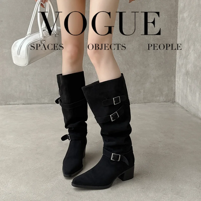 

2026 новые осенне-зимние женские сапоги до колена высотой 22-25 см, длинные сапоги до колена из эластичной бархатной ткани с квадратным носком и пряжкой на ремне.