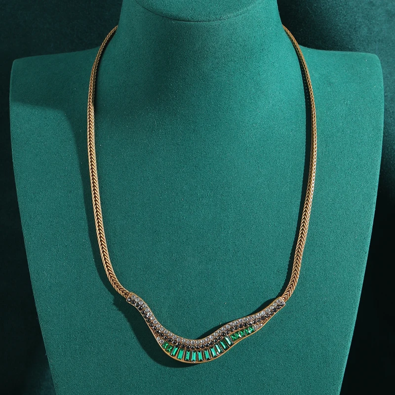 

Vintage Emerald Green Leaf Zircon Necklace Rhinestone Smiling Face Pendant Accessories For Women Luxury Designer Jewelry 2025