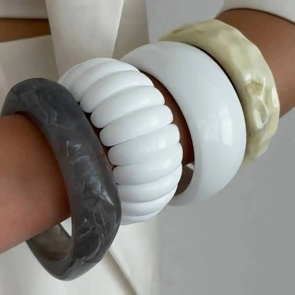 

KunJoe 4 Styles Boho Thick Resin Acrylic Wide Bracelets for Women Minimalist Irregular Round Stackable Big Bangle Party Jewelry