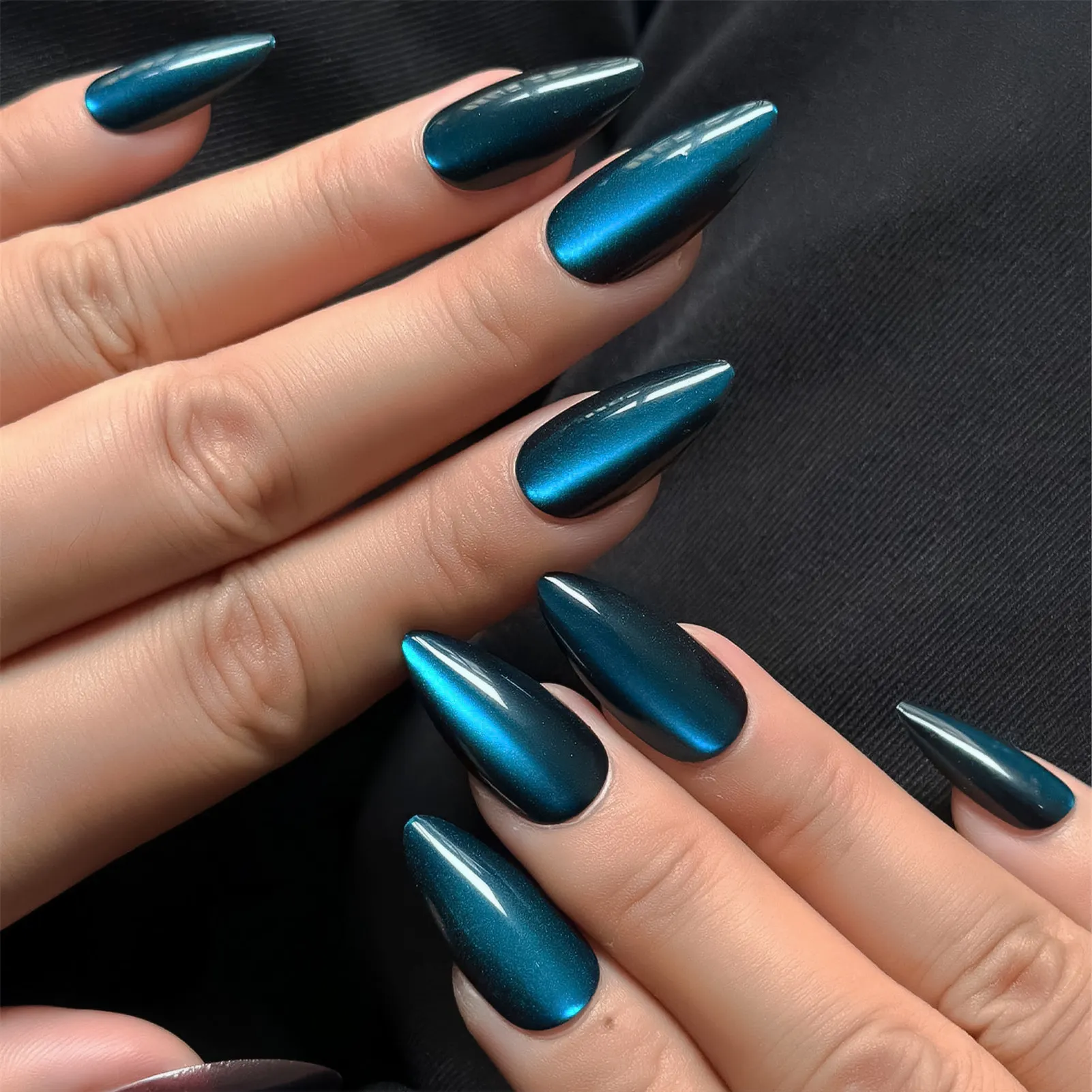 24枚入りアーモンド型フェイクネイル グレー キャッツアイ  - Nail Art Y2K のレビューと価格
