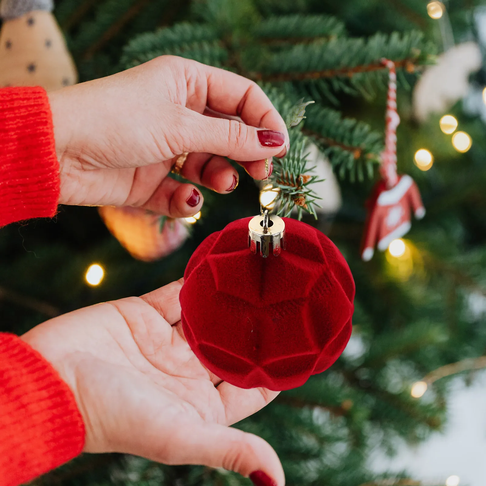 

12Pcs Christmas Balls Soft Flocked Shatterproof Plastic Ornaments Hanging Decoration for Tree Christmas Velvet Balls