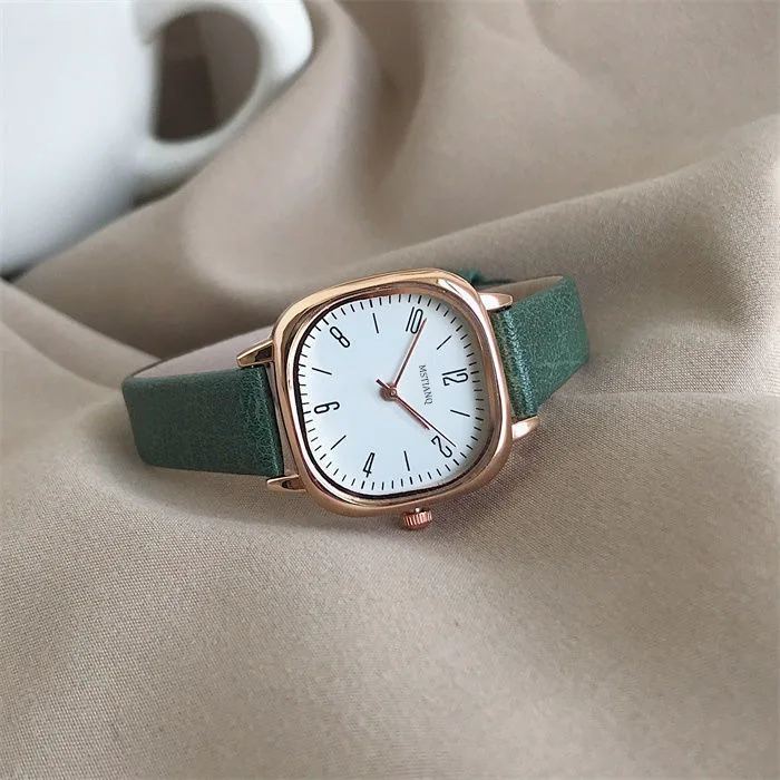Women's Retro Fashion Student Watch Casual Leather Belt Quartz Watch Classic Analog Display