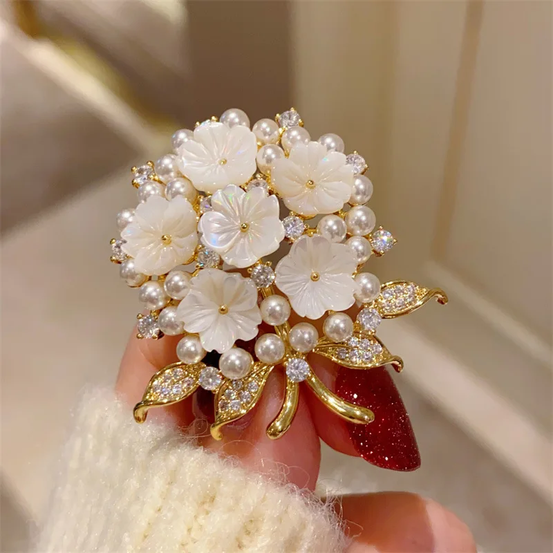 Brooches For Women Natural Shell Gold Color Wedding Bouquet Flower Sweater Coat Accessory Pin Buckle Corsage Fashion Jewelry