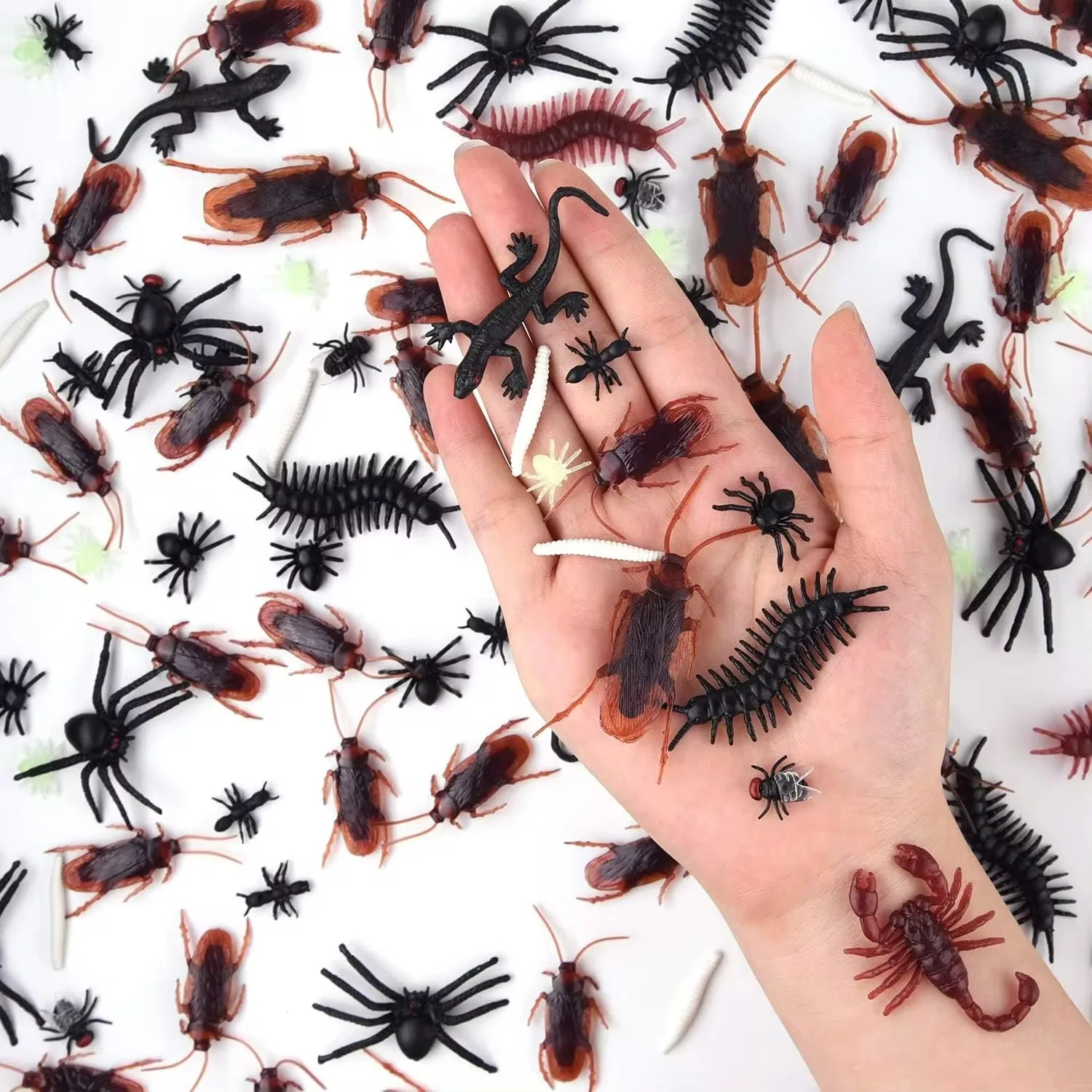 プラスチック製のゴキブリ装飾アクセサリー,ハロウィーンのガジェット,プラスチック製のおもちゃ,ゴム製のギャグ,実用的なジョーク,バグのおもちゃ,50個
