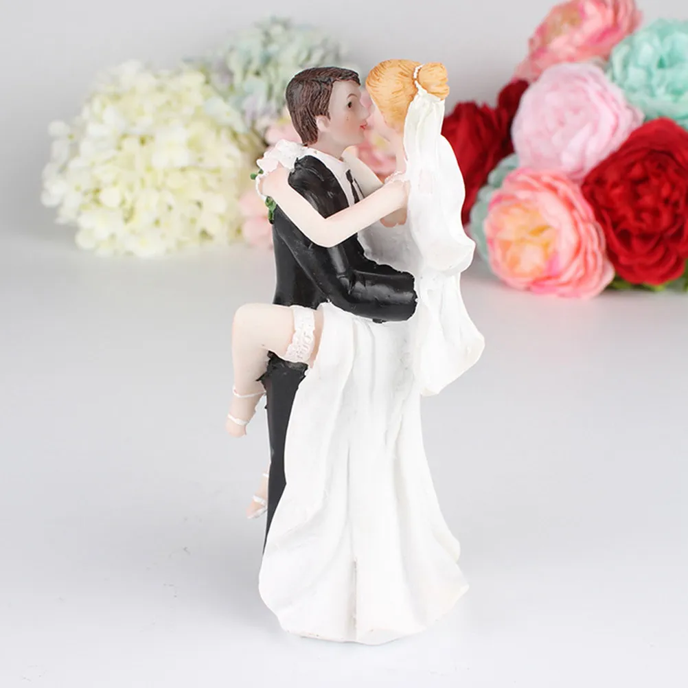 Elegant Resin Bride Groom Hugging Sculpture Aesthetic Home Ornament Desktop Decoration Creative Table Craft for Bedroom Living