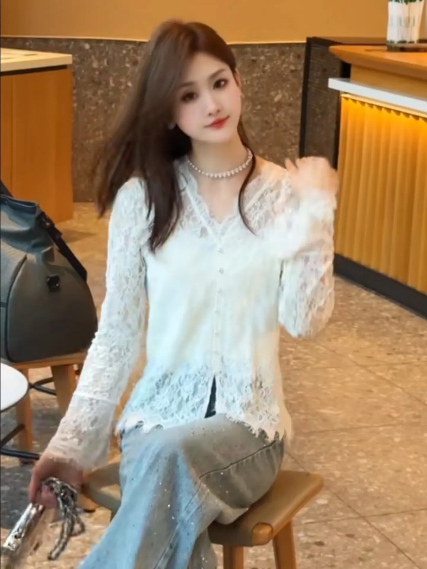 

Elegant Lace V-Neck Long Sleeve Shirt Women's Fashion Spring 2026 New Style Age-Defying Embroidered Top French Style Slim Fit