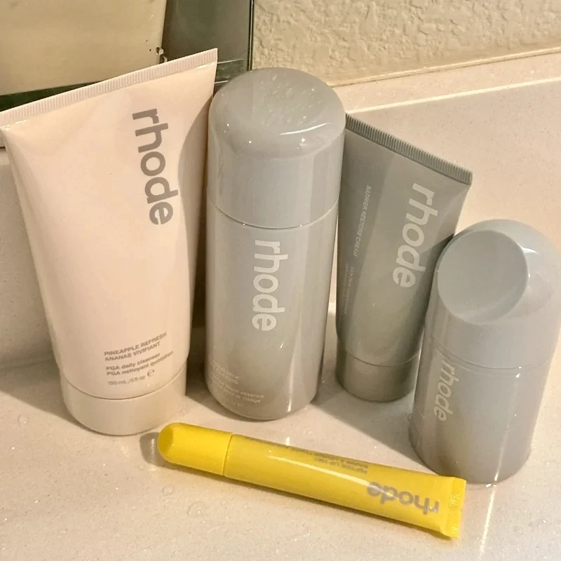 ลิปแคร์ นิว เลมอนตินี มอยส์เจอร์ไรซ์ พ็อกเก็ต บลัช ครีม รูจ ฟาร์ด สกินแคร์ ผลิตภัณฑ์บำรุงผิวหน้า ครีมทาหน้า กระเป๋าสีเหลือง กระจกแต่งหน้า เครื่องสำอาง