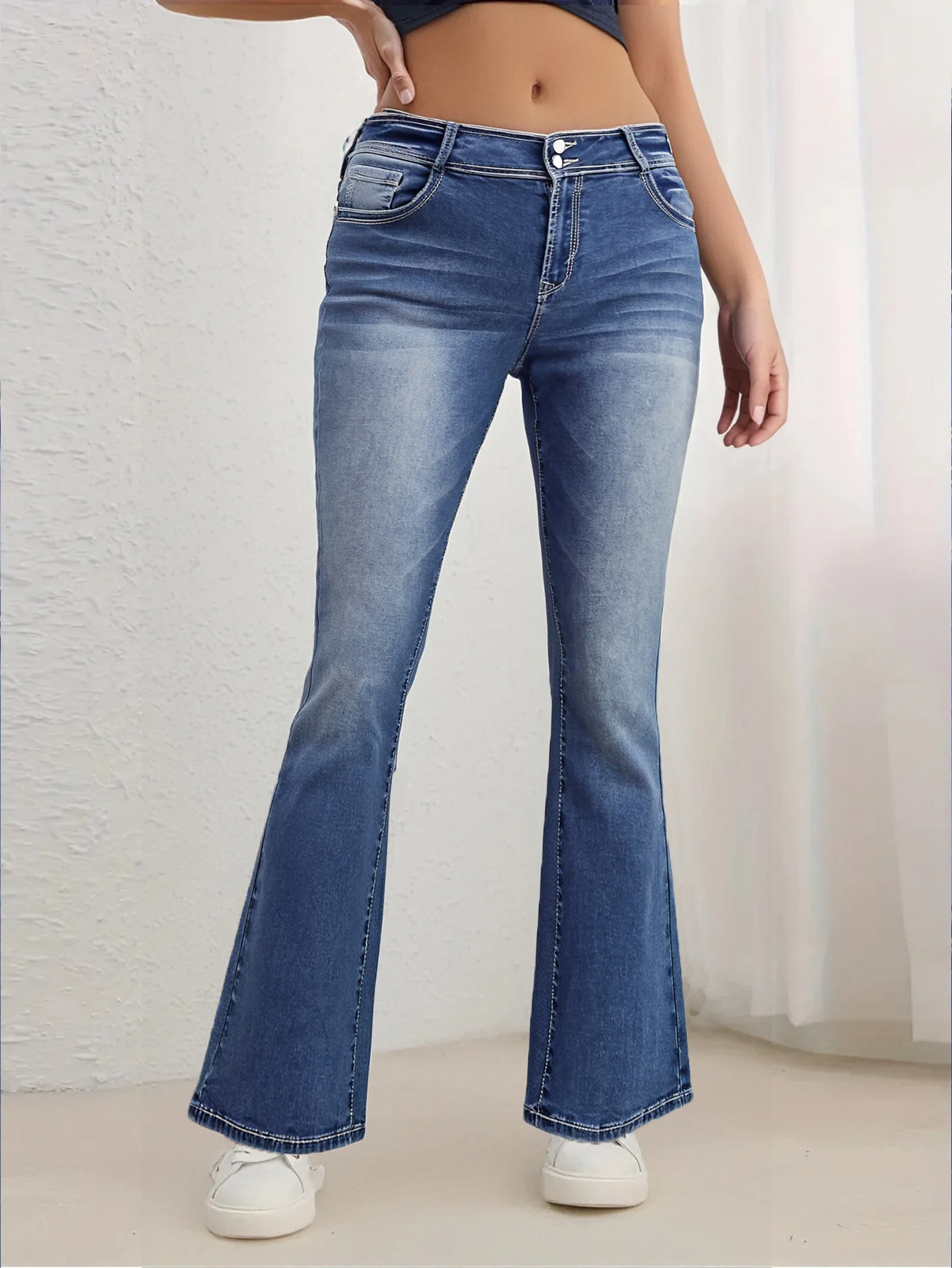 

Женские голубые расклешенные джинсы с вышитыми задними карманами