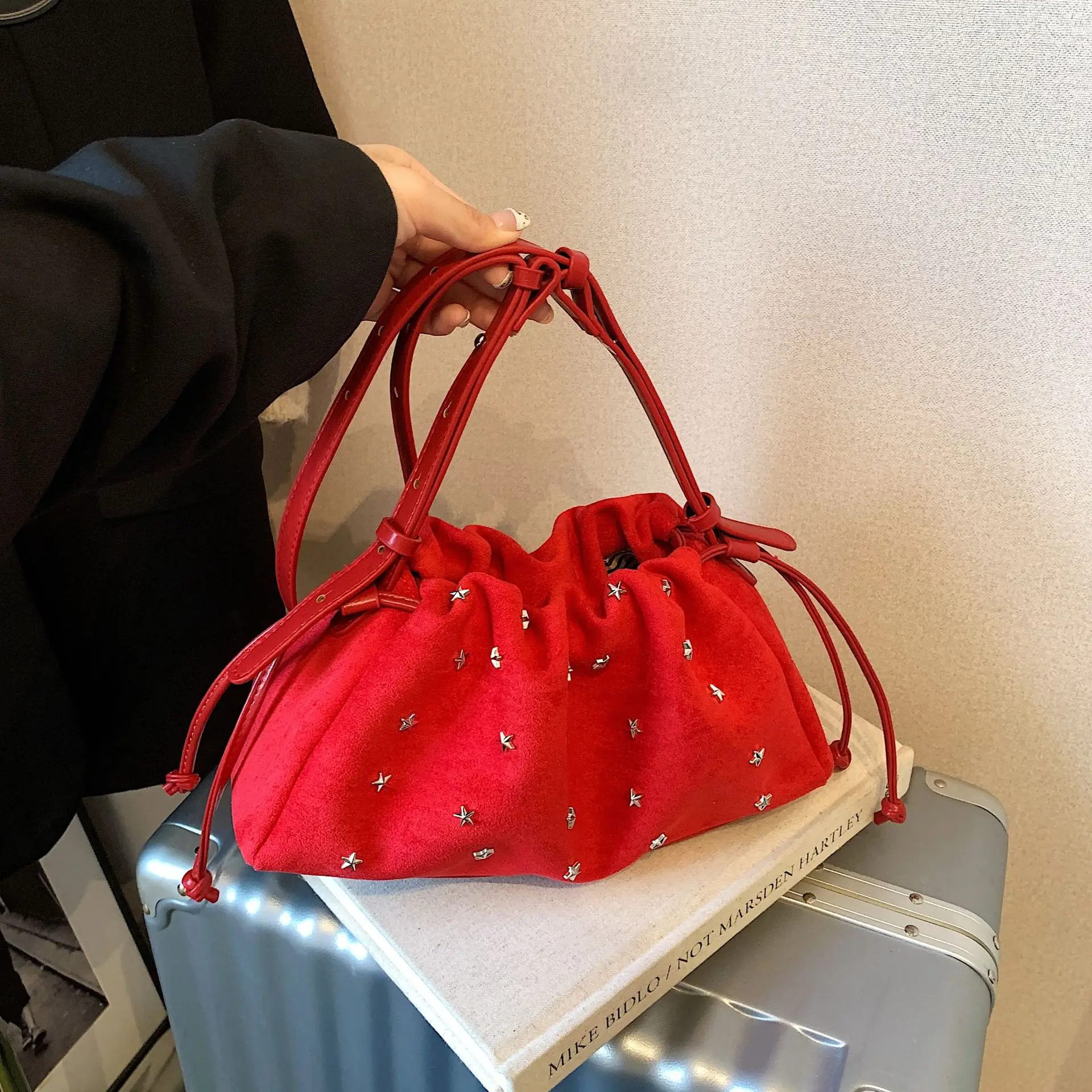

Retro Red Faux Suede Crossbody Bags Personalized Star Decoration Drawstring One Shoulder Bag Autumn Winter Versatile Handbag