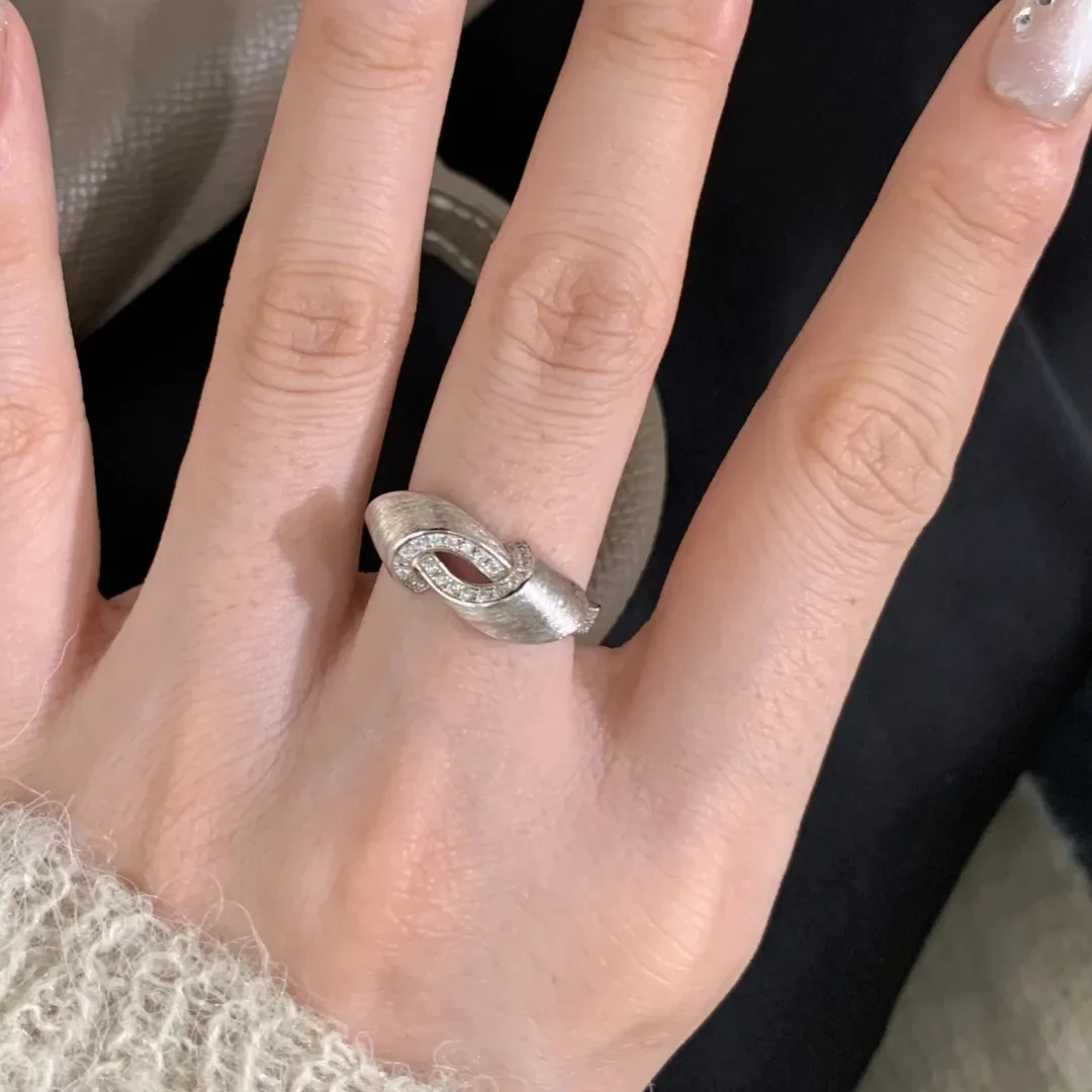 Foydjew French Retro Mobius Intertwining Design Silver Color Rings Inlaid Small Zircon Ring For Women Fashion Simple Accessories
