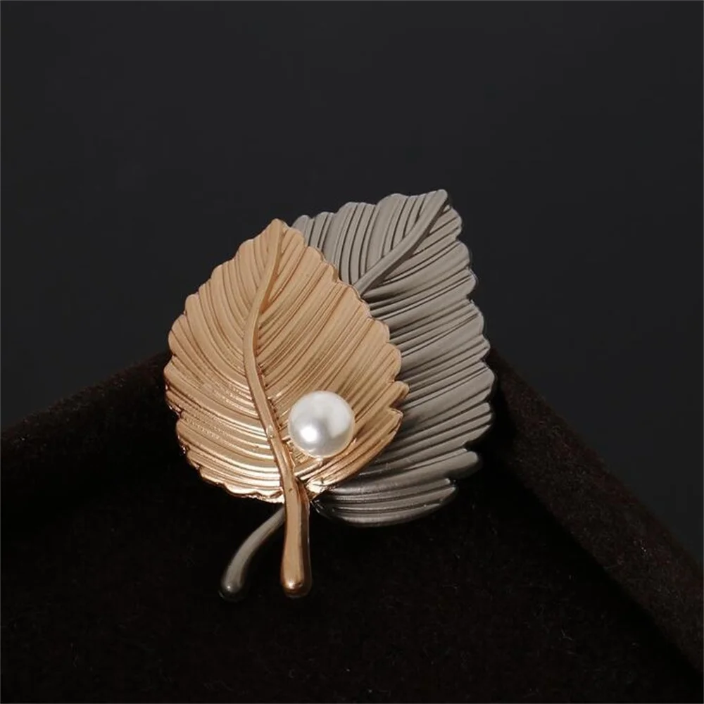 Vintage Maple Leaf Brooch for Women Gold Metal Leaf Lapel Pin Badge Suit Coat Scarf Jewelry Autumn Fashion Gift Accessories