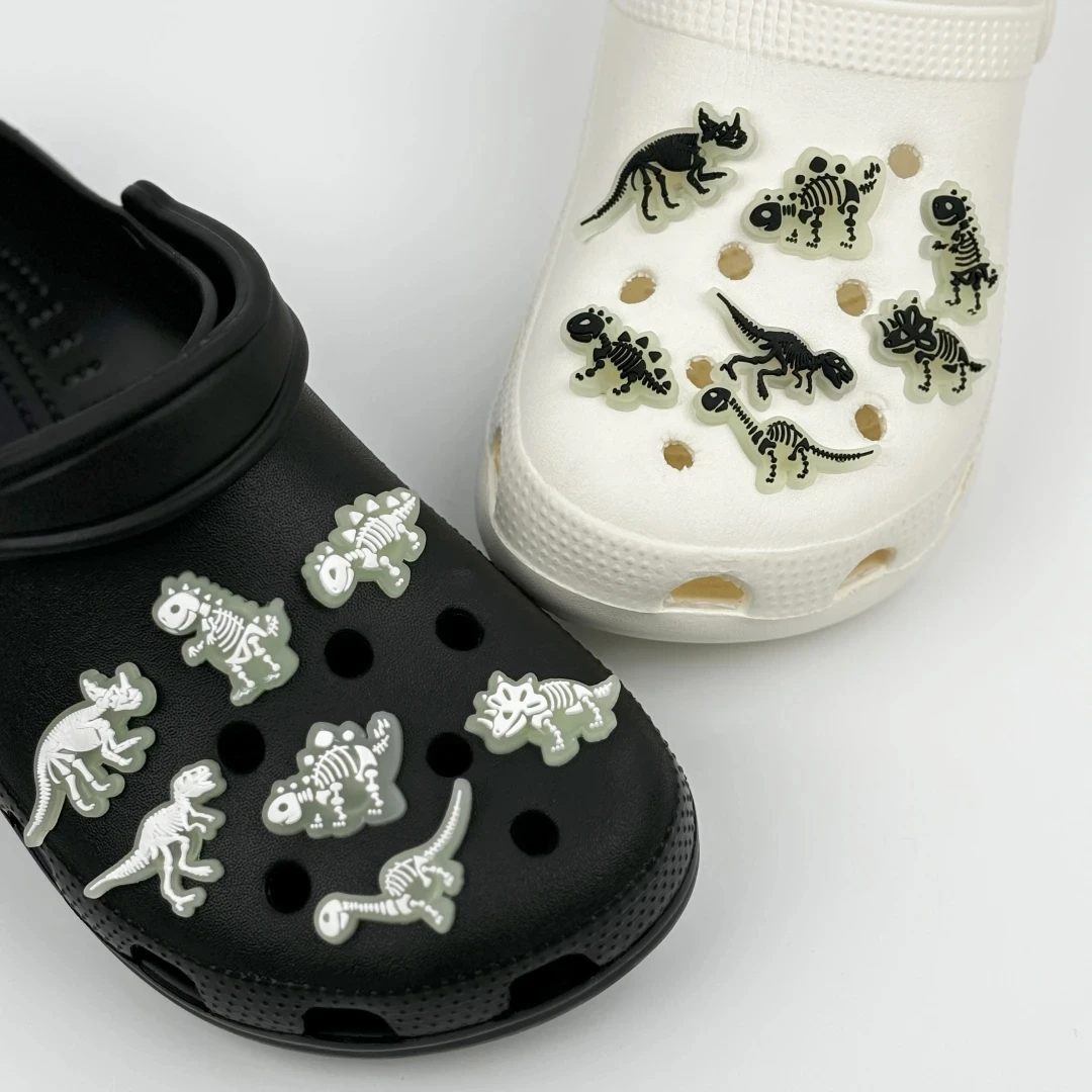 14 قطعة ديناصور مضيئة الأحذية السحر بولي كلوريد الفينيل الإسفار ديناصور الهيكل العظمي حديقة الأحذية أبازيم اكسسوارات الديكور هدايا الاطفال