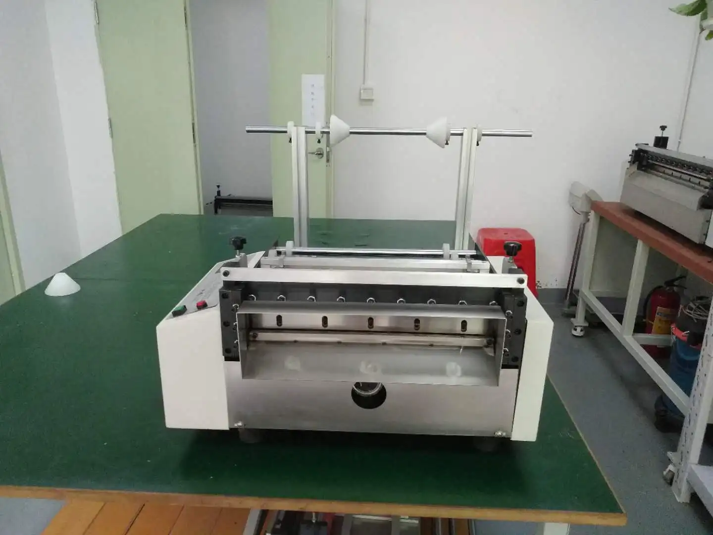 Automatic feeder, digital flat vinyl sticker, PVC box packaging cutting machine, carton cutting machine