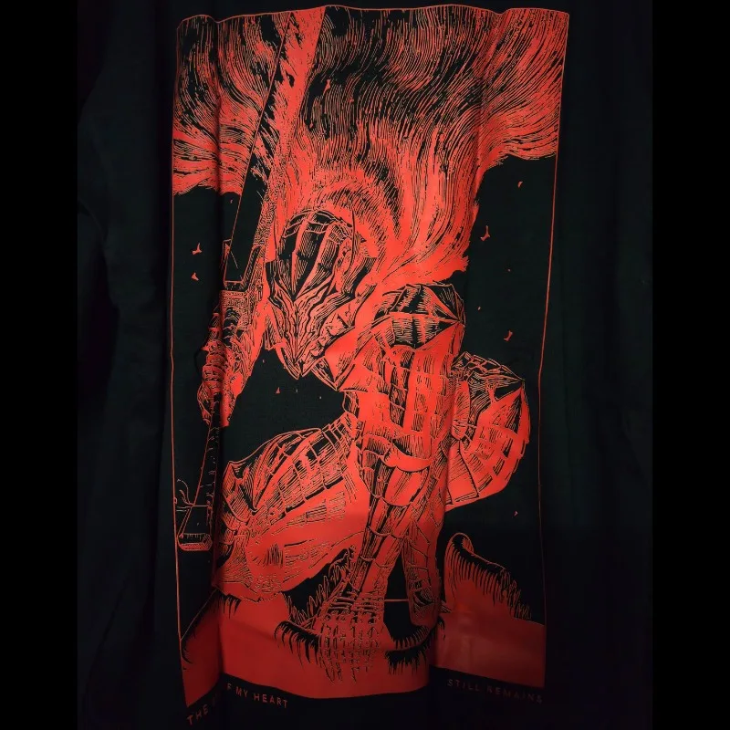 Camiseta de manga corta con estampado a doble cara de Berserk, camiseta negra de corte amplio, diseño gráfico de manga de Guts Berserker Armor en color rojo, estilo urbano oscuro.