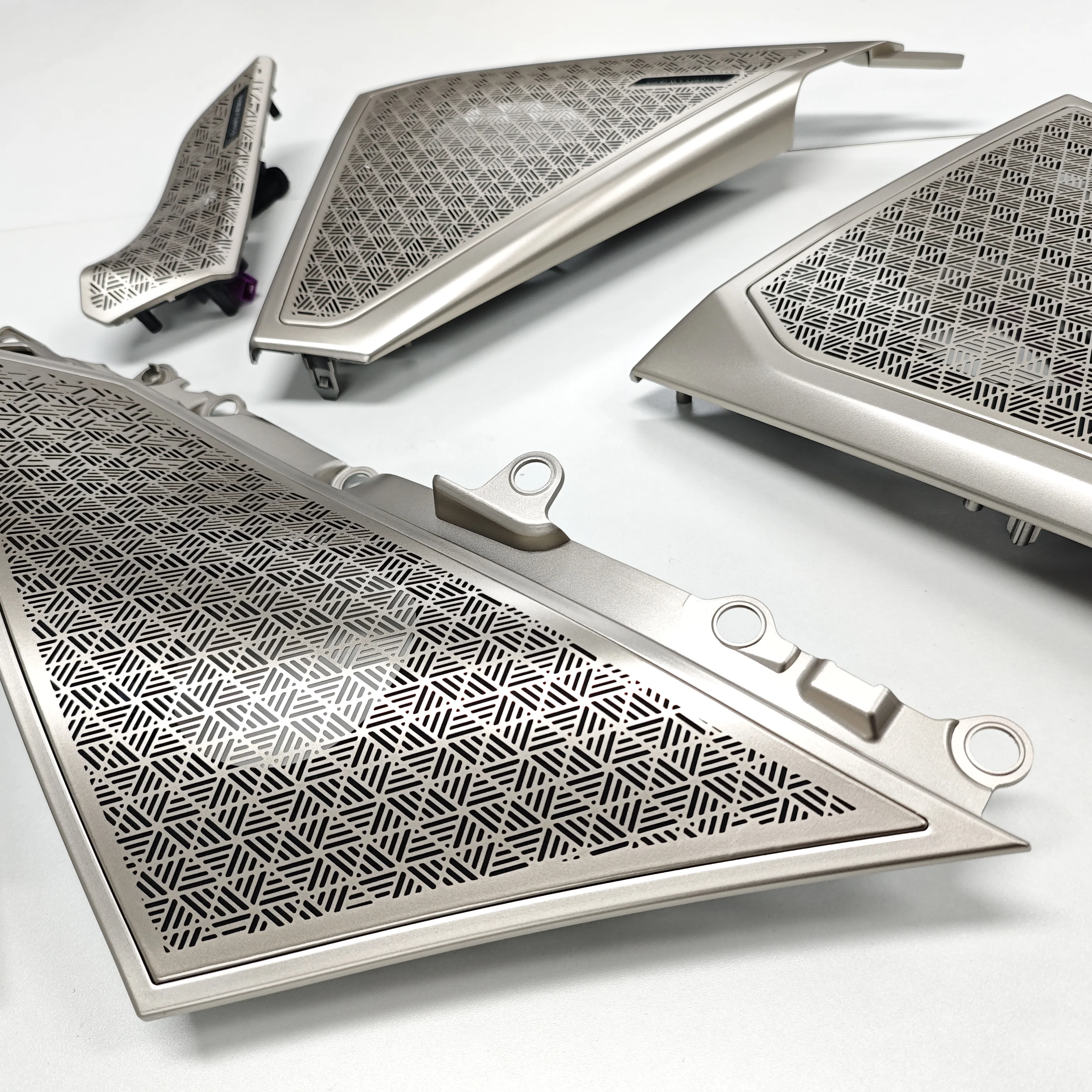 

Светодиодная крышка автомобильного динамика для BMW New i5 5series G60 G61 M5 G90 G99 Светящаяся дверная панель декоративная оболочка Рог Высококачественная металлическая крышка