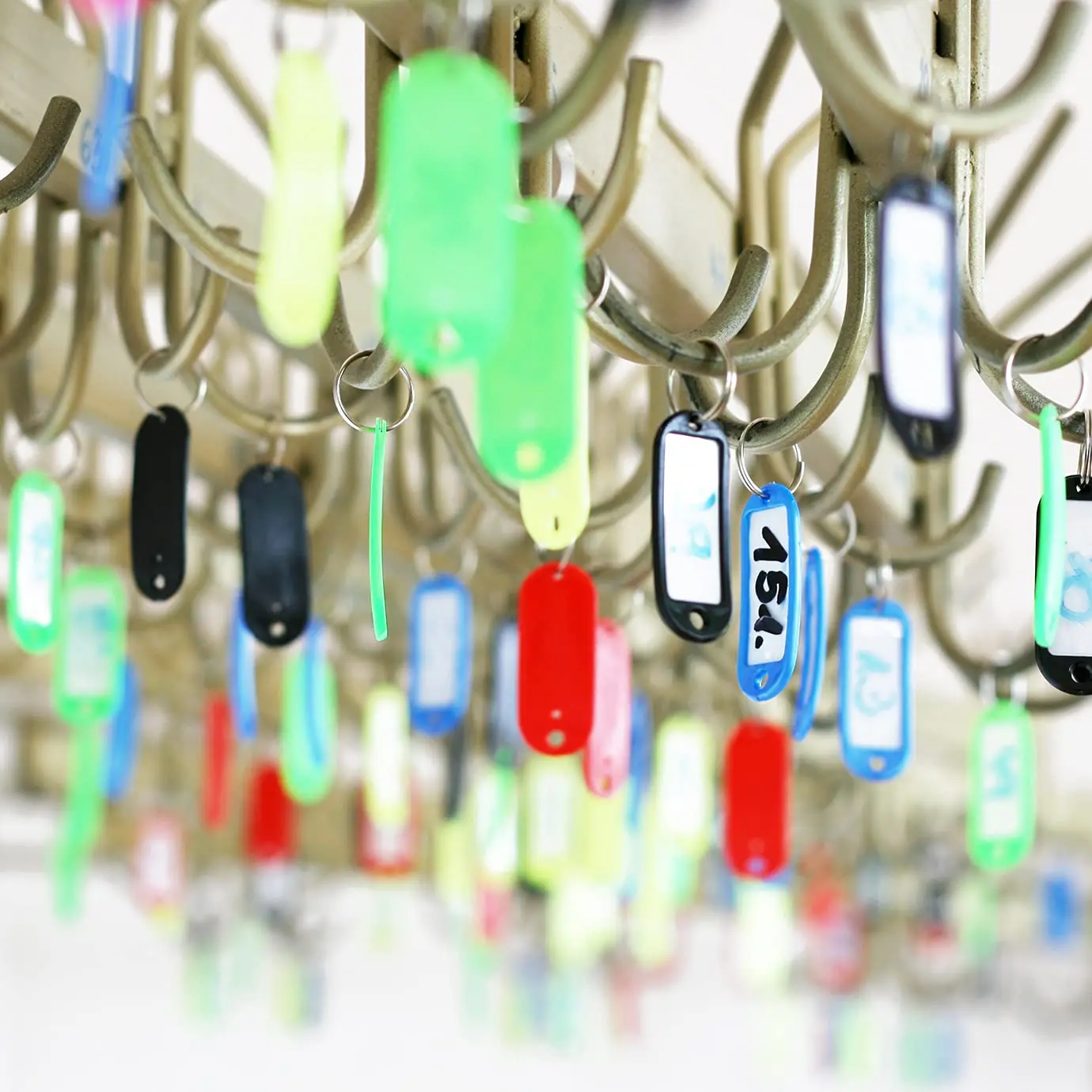 50-600 Stück Mehrfarbige Schlüsselanhänger Schlüssel-ID-Etiketten Gepäck-ID-Tags Hotel-Nummerierungskarten Schlüsselringe Zufällige Farbe – Detail 2