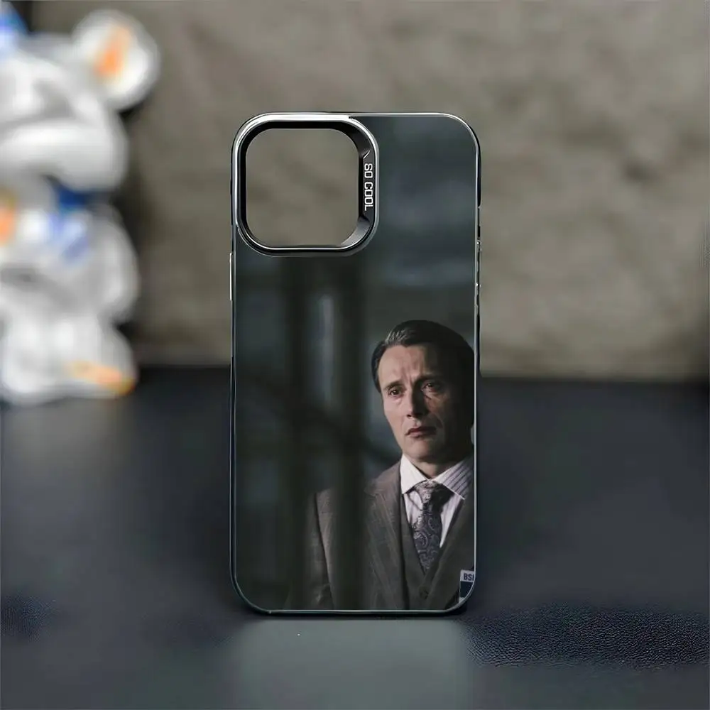 حافظة هاتف TV H-Hannibal لهاتف iPhone 16,15,14,13,12,11,Mini,Pro,MAX غطاء أسود غير لامع مقاوم للصدمات