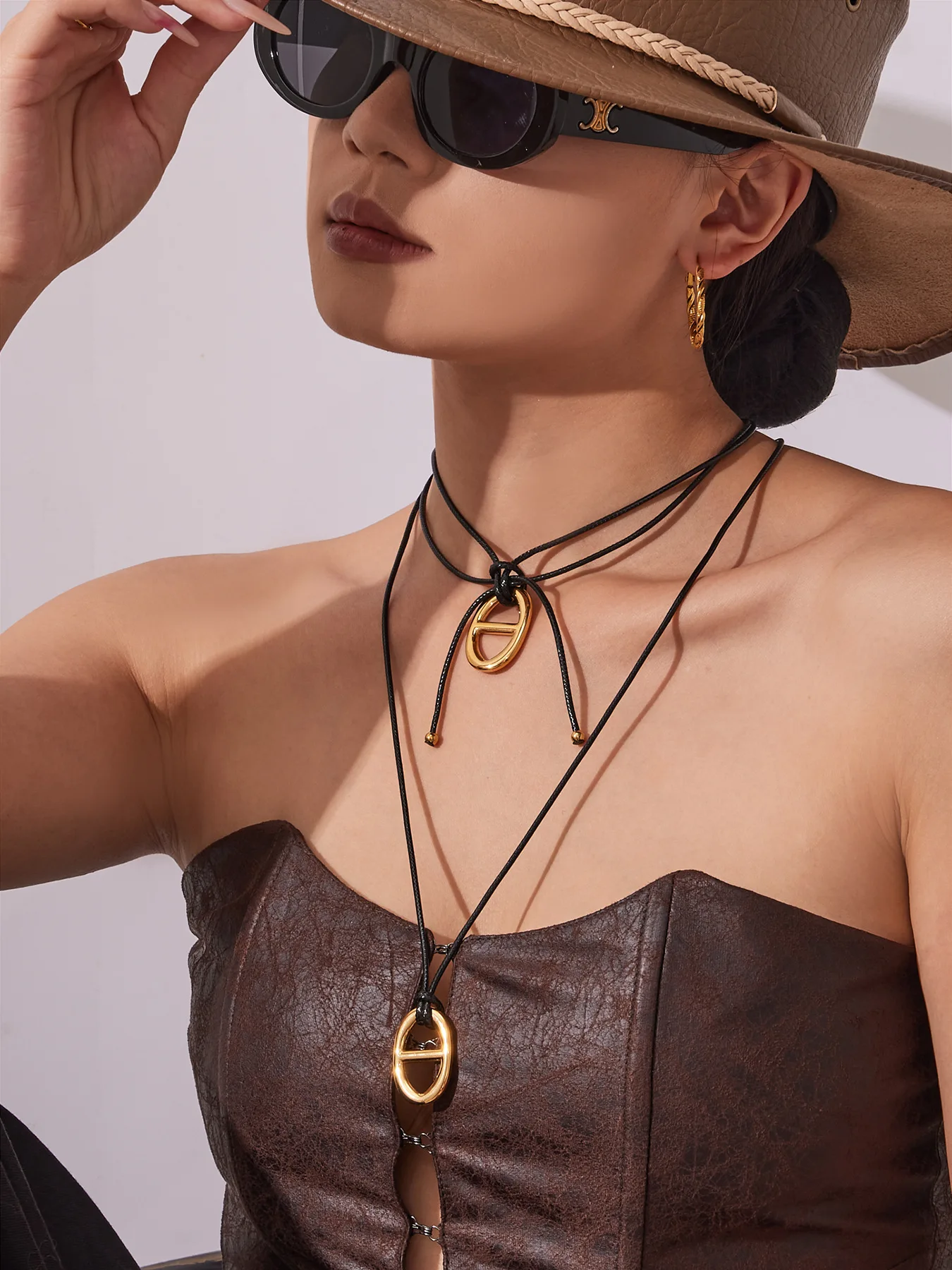 Halskette mit H-Buchstaben-Anhänger aus Edelstahl, 18 Karat vergoldet, Charm-Halskette mit PU-Seil, schwarze Lederseil-Halsketten für Frauen – Detail 5