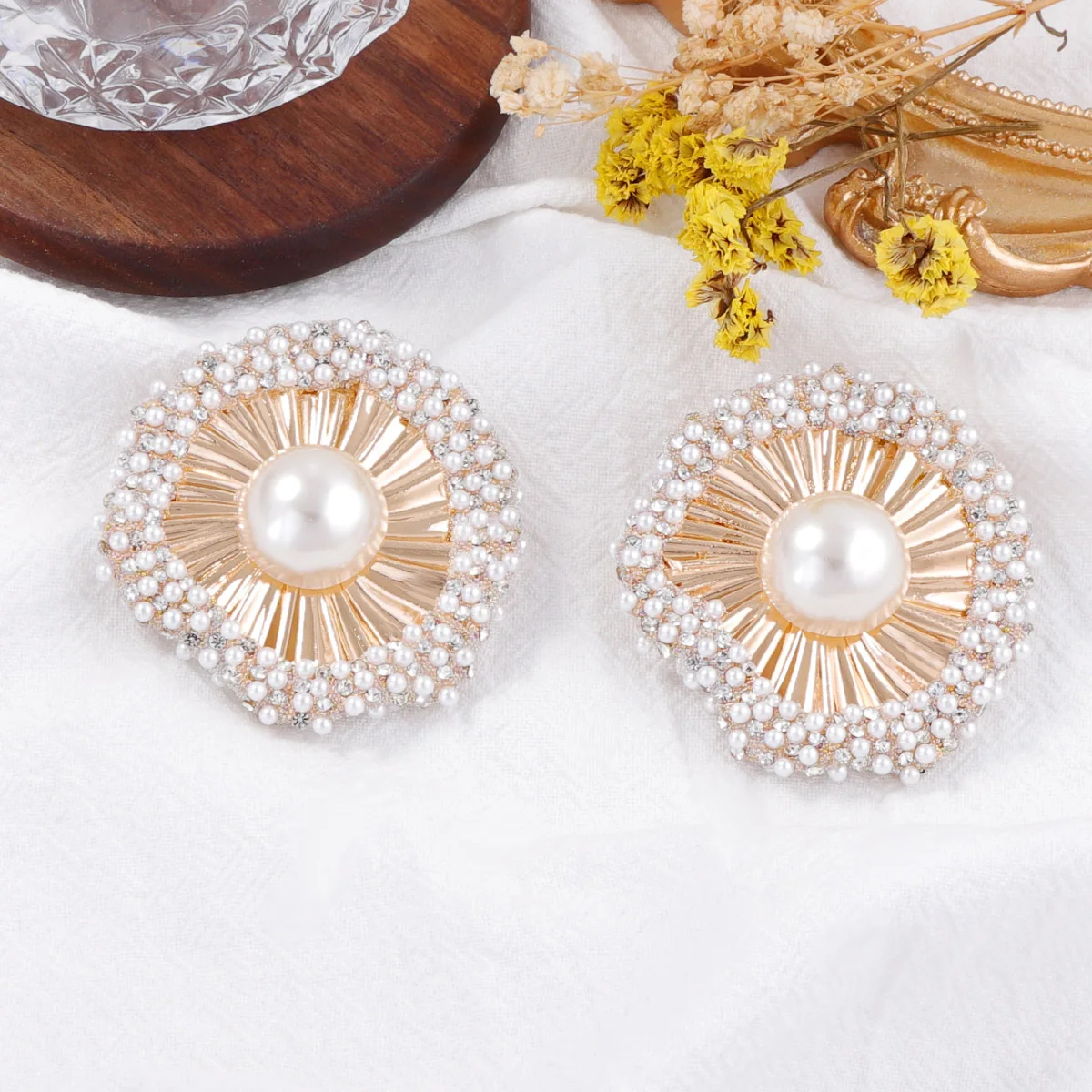 Fashion light luxury irregular imitation pearl ruffle edge stud earrings niche design high sense simple trend earrings
