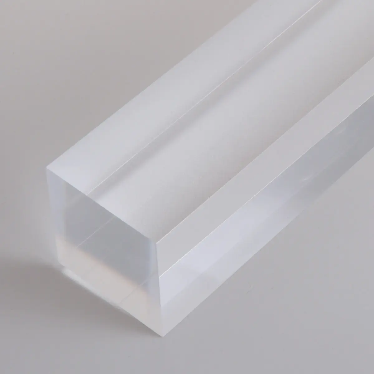 

Акриловая подставка для украшений: прозрачная, прочная, элегантный дизайн для серег, колец, ключей. Идеально для ювелирных магазинов и фотосессий.