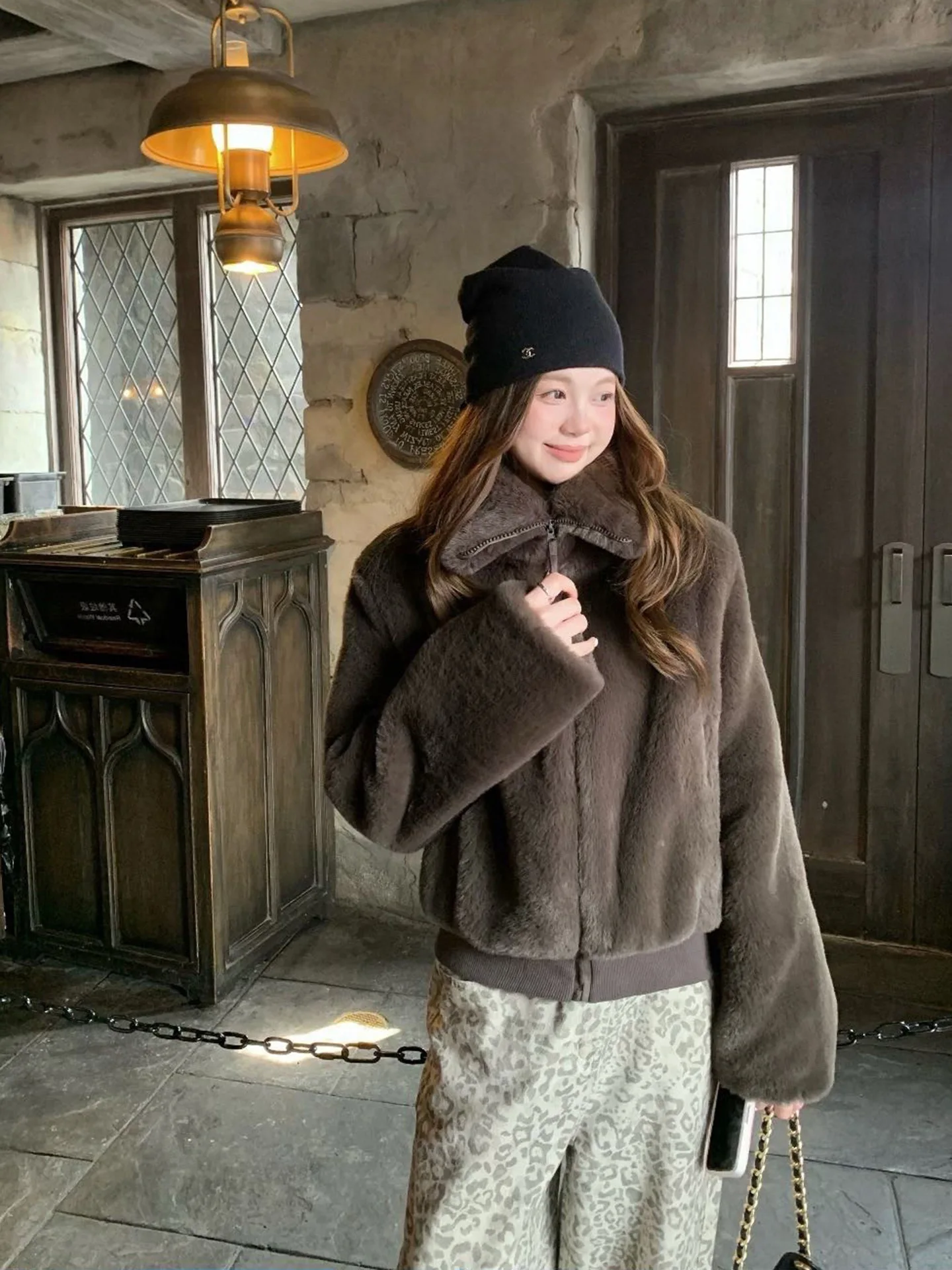 Kurz geschnittene Jacken aus Kunstpelz, Mäntel für Damen, auffällige Morgenfrauen, Teddybär, mit Nieten verziert, Falten im echten Stil mit kontrastierendem Saum