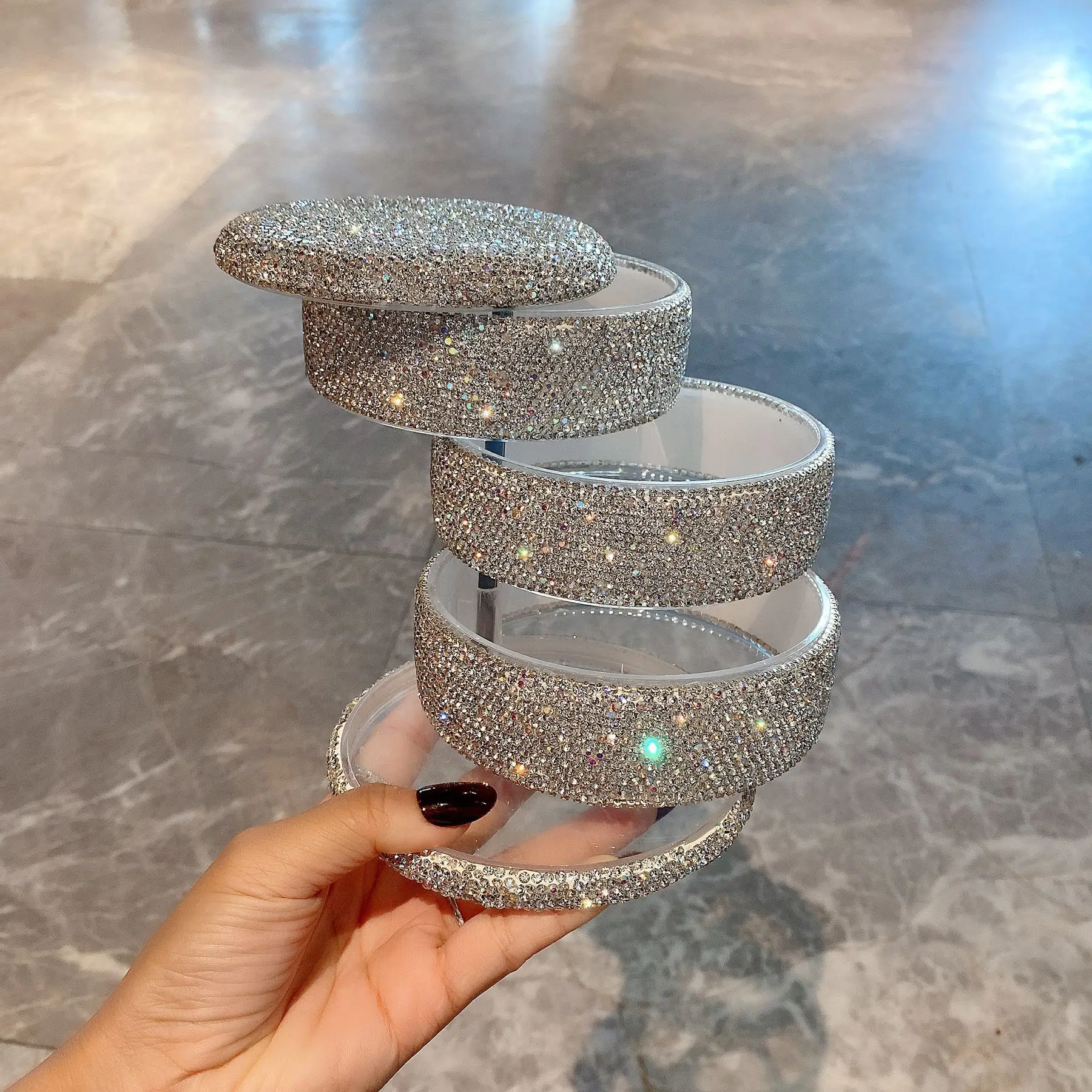 

Вращающаяся шкатулка для украшений, маленькая изысканная шкатулка для хранения ожерелий, серег, колец, с легким налетом роскоши и стразами.