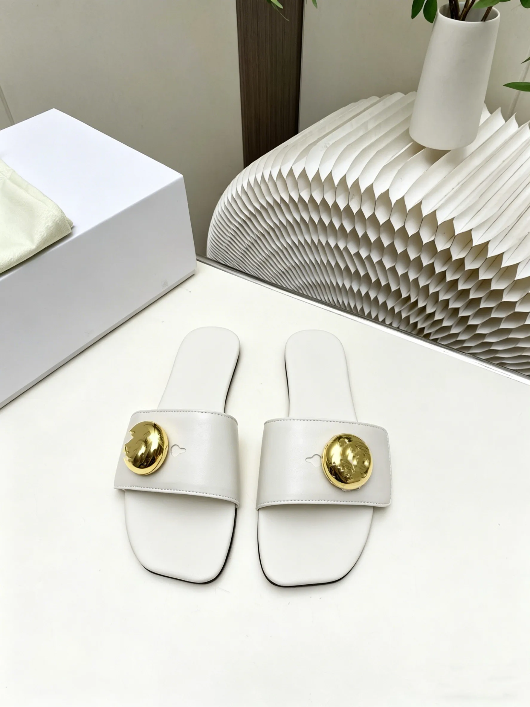 

High quality white gold ball fashionable women's flat slippers