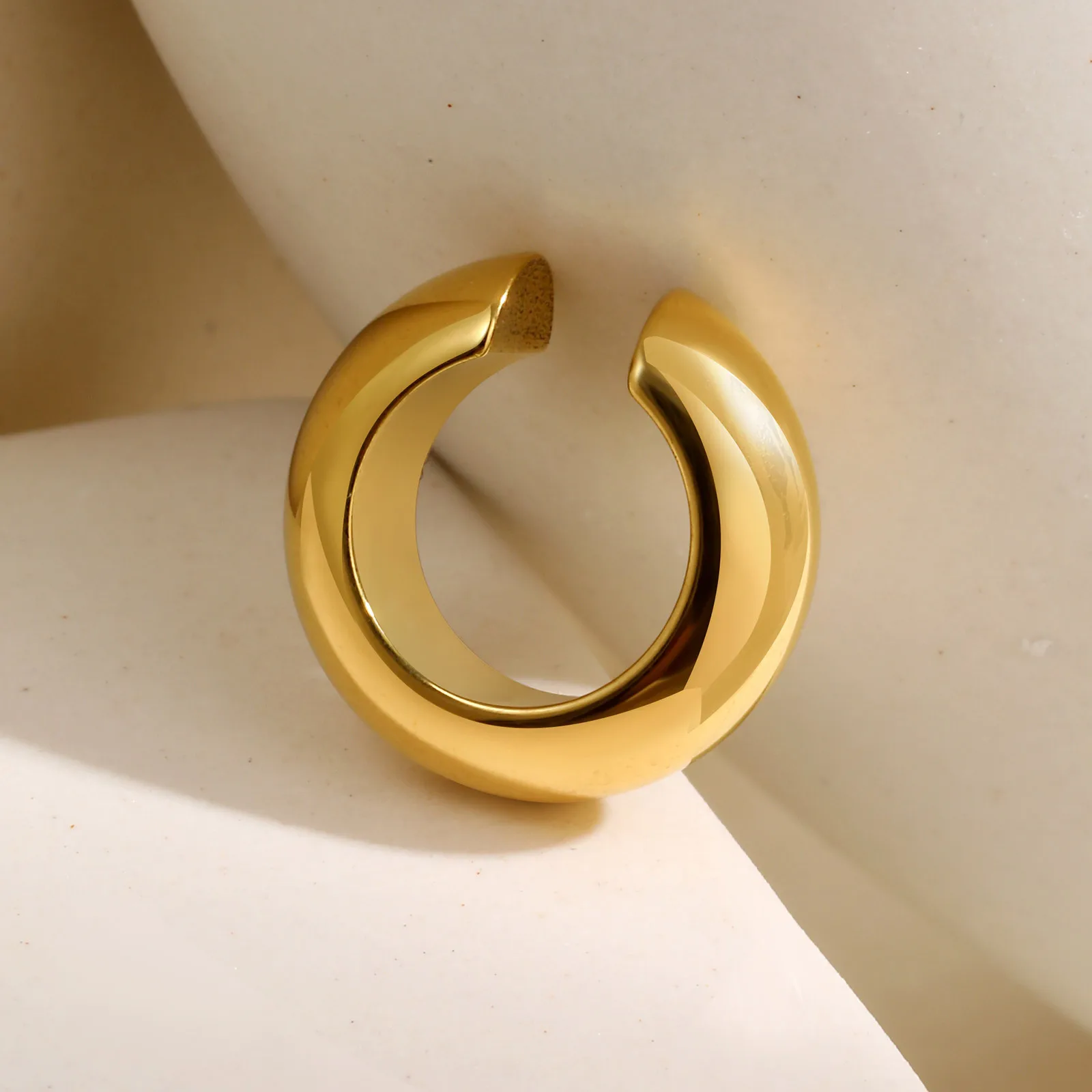 Statement Hohle Ohrknochenklemme für Frauen und Mädchen, goldfarbener Edelstahl, gefälschtes Piercing, C-förmiger Ohrknochen-Clip, Modeschmuck – Detail 3