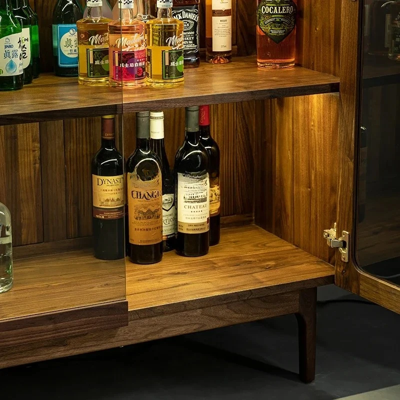 P خزانة مشروبات من الخشب الصلب، باب زجاجي على الحائط الشمالي مع خزانة عرض خفيفة شمالية. خزانة كتب من خشب الجوز الأسود الأمريكي