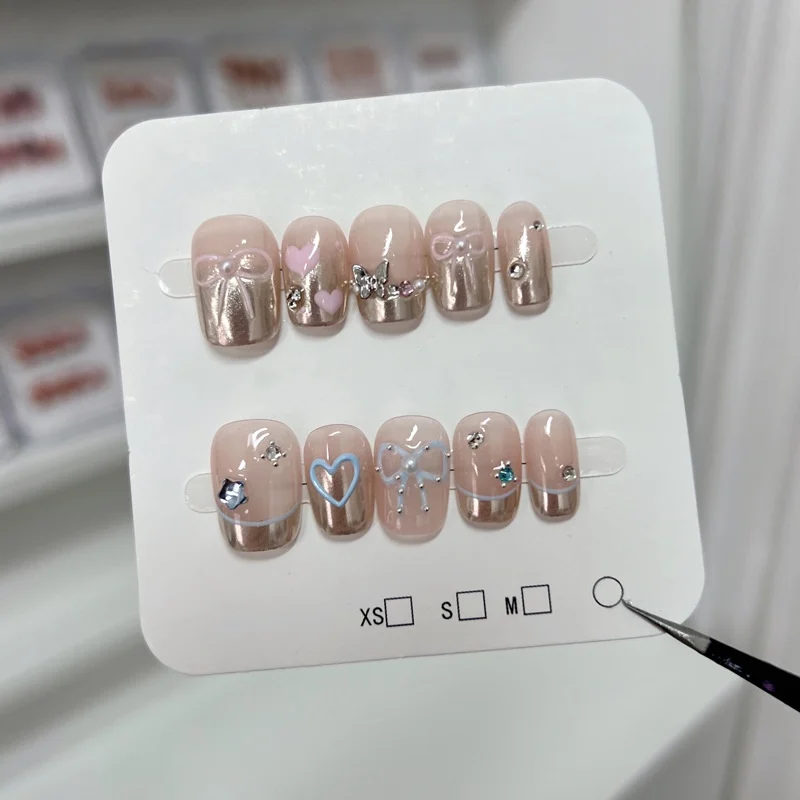 

10 шт. серебристых градиентных накладных ногтей с 3D-эффектом: бабочки, сердца, банты. Ручная работа. Короткие квадратные многоразовые типсы для маникюра.